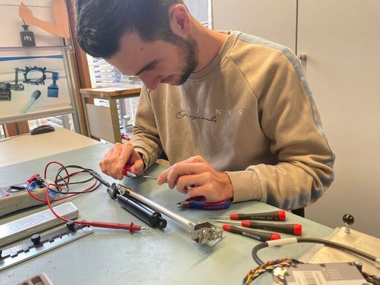 Maximilian Schmitt hat bewiesen, dass ein Formgedächtnismaterial die Schwinggabel in einem vibronischen Sensor antreiben kann. Maximilian Schmitt hat bewiesen, dass ein Formgedächtnismaterial die Schwinggabel in einem vibronischen Sensor antreiben kann.