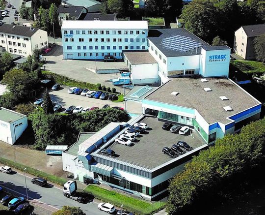 Strack Norma, ein bekannter europäischer Normalienanbieter, feiert 100. Geburtstag. So sieht das Unternehmen heute aus. Die Entscheider gehören bereits zur vierten Generation. Und die Zukunft plant man mit Besonnenheit. Strack Norma, ein bekannter europäischer Normalienanbieter, feiert 100. Geburtstag. So sieht das Unternehmen heute aus. Die Entscheider gehören bereits zur vierten Generation. Und die Zukunft plant man mit Besonnenheit.