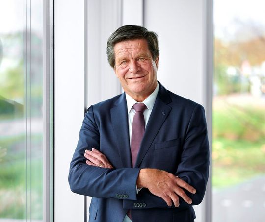 Ulrich Reifenhäuser, CSO der Reifenhäuser Gruppe, ist jetzt neues Mitglied der „Plastics Hall of Fame“. Die Plastics Academy stellt fest: „Er hat eine Eigenschaft, die ihn in unserer Branche fast einzigartig macht! Er ist ein echter globaler Sprecher für Kunststoffmaschinen.“ Ulrich Reifenhäuser, CSO der Reifenhäuser Gruppe, ist jetzt neues Mitglied der „Plastics Hall of Fame“. Die Plastics Academy stellt fest: „Er hat eine Eigenschaft, die ihn in unserer Branche fast einzigartig macht! Er ist ein echter globaler Sprecher für Kunststoffmaschinen.“