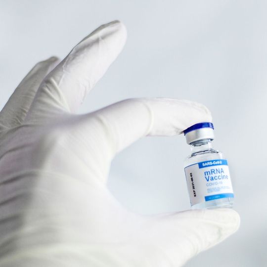 Hersteller wie Biontech/Pfizer oder Johnson & Johnson testen fortlaufend die Wirksamkeit ihrer Produkte bei Mutanten und auch die Dauer des Impfschutzes. Hersteller wie Biontech/Pfizer oder Johnson & Johnson testen fortlaufend die Wirksamkeit ihrer Produkte bei Mutanten und auch die Dauer des Impfschutzes.
