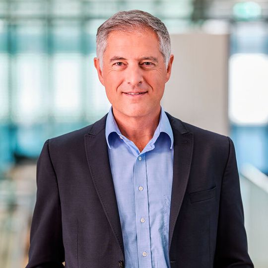 Peter Biedermann, Geschäftsleiter von Swiss Medtech: „Die letzten zwei Jahre haben Swiss Medtech und seinen Mitgliedern enorm viel abverlangt. Die Branche hat sich mit beispiellosem Einsatz so gut wie möglich auf die erhöhten Anforderungen für den Warenexport in die EU vorbereitet.“ Peter Biedermann, Geschäftsleiter von Swiss Medtech: „Die letzten zwei Jahre haben Swiss Medtech und seinen Mitgliedern enorm viel abverlangt. Die Branche hat sich mit beispiellosem Einsatz so gut wie möglich auf die erhöhten Anforderungen für den Warenexport in die EU vorbereitet.“