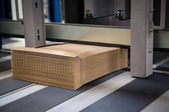 Mosca schickt mit der UCB mit Banderoliertechnik jetzt eine Maschine an den Start, die empfindliche Produkte besonders sanft für den Transport bündeln kann. Mosca schickt mit der UCB mit Banderoliertechnik jetzt eine Maschine an den Start, die empfindliche Produkte besonders sanft für den Transport bündeln kann.
