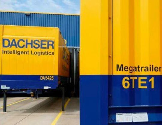 Dachser stockt Laderaum auf. Bei der Neuanschaffung von Sattelaufliegern setzt das Unternehmen in Deutschland nun vorwiegend auf sogenannte Megatrailer, um die Auslastung und die Klimabilanz bei Transporten zu verbessern. Dachser stockt Laderaum auf. Bei der Neuanschaffung von Sattelaufliegern setzt das Unternehmen in Deutschland nun vorwiegend auf sogenannte Megatrailer, um die Auslastung und die Klimabilanz bei Transporten zu verbessern.