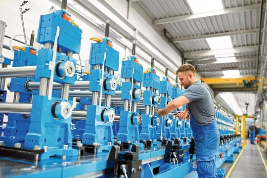 Für Dreistern wird die Wisag eine 40 m lange und 3 m breite Profilieranlage abbauen, nach Österreich transportieren und dort wieder aufbauen. Für Dreistern wird die Wisag eine 40 m lange und 3 m breite Profilieranlage abbauen, nach Österreich transportieren und dort wieder aufbauen.