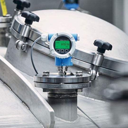 Nicht nur bei der neuen Generation der Cerabar- und Deltabar-Drucktransmitter geschieht die Bedienung intuitiv über die Smartblue-App, auch alle anderen auf dem Fachpresse-Event von Endress+Hauser vorgestellten Sensoren fügen sich nahtlos in die Industrie-4.0-Welt ein. Nicht nur bei der neuen Generation der Cerabar- und Deltabar-Drucktransmitter geschieht die Bedienung intuitiv über die Smartblue-App, auch alle anderen auf dem Fachpresse-Event von Endress+Hauser vorgestellten Sensoren fügen sich nahtlos in die Industrie-4.0-Welt ein.