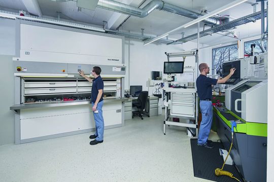 Der Hänel-Rotomat-Lagerlift ist das platzsparende und zentrale Werkzeuglager für die gesamte Abteilung. Der Hänel-Rotomat-Lagerlift ist das platzsparende und zentrale Werkzeuglager für die gesamte Abteilung.