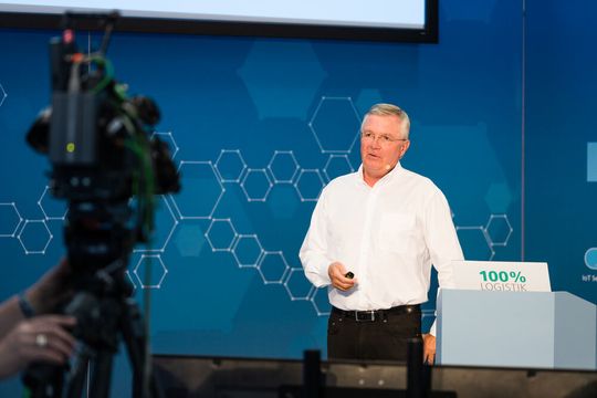 Prof. Michael ten Hompel, geschäftsführender Institutsleiter am Fraunhofer-IML, schafft es immer wieder, das Auditorium mit seinen Ideen und Entwicklungen zu begeistern. Man darf gespannt sein ... Prof. Michael ten Hompel, geschäftsführender Institutsleiter am Fraunhofer-IML, schafft es immer wieder, das Auditorium mit seinen Ideen und Entwicklungen zu begeistern. Man darf gespannt sein ...