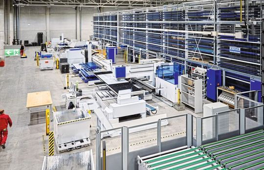 Die breite Produktpalette fordert von der Compe- tence Factory höchstmögliche Flexibilität. Auf den rund 8.200 Quadratmetern der Produktionshalle hilft dabei ein 50 Meter langes Stopa-Lager, das mit Stanz- und Biegemaschinen verbunden ist und das Material zuführt. Die breite Produktpalette fordert von der Compe- tence Factory höchstmögliche Flexibilität. Auf den rund 8.200 Quadratmetern der Produktionshalle hilft dabei ein 50 Meter langes Stopa-Lager, das mit Stanz- und Biegemaschinen verbunden ist und das Material zuführt.