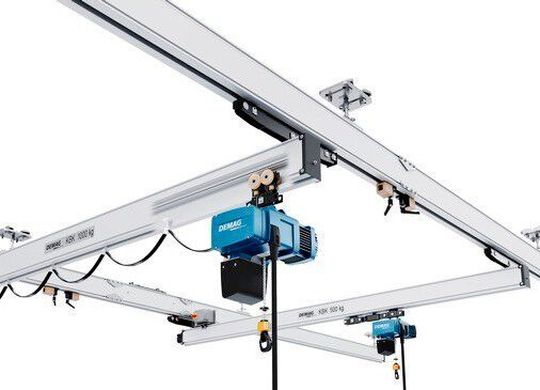 Demag hat seinen Kranbaukasten KBK erweitert. Daraus herstellbare Systeme können jetzt kompakter werden, mehr Last tragen und sind leichter zu installieren, sagt das Unternehmen. Demag hat seinen Kranbaukasten KBK erweitert. Daraus herstellbare Systeme können jetzt kompakter werden, mehr Last tragen und sind leichter zu installieren, sagt das Unternehmen.