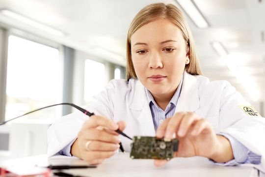 On appelle les collaborateurs du groupe Leuze electronic les « Sensor People ». Aujourd'hui, plus de 1200 d'entre eux sont à la disposition des experts en capteurs dans le monde entier. On appelle les collaborateurs du groupe Leuze electronic les « Sensor People ». Aujourd'hui, plus de 1200 d'entre eux sont à la disposition des experts en capteurs dans le monde entier.