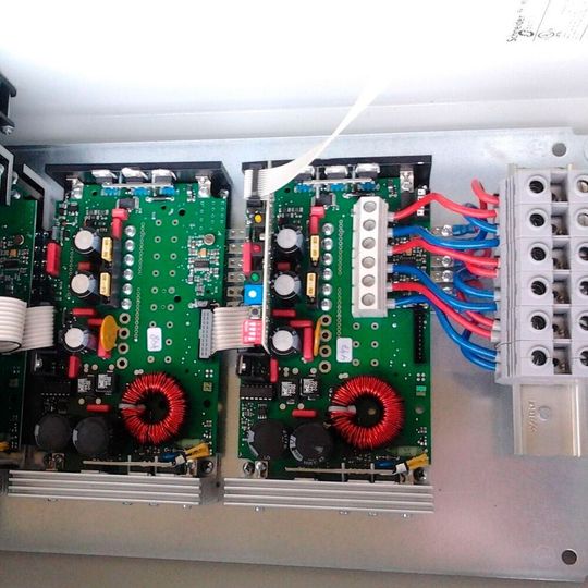 Der Solarregler SMR2000 MPPT besteht aus 4 Basiseinheiten zu je 500 W bzw. 20 A Maximalstrom. Der Strom wird aufgrund der Strombalanceregelung gleichmäßig auf die 4 Einheiten verteilt. Der Solarregler SMR2000 MPPT besteht aus 4 Basiseinheiten zu je 500 W bzw. 20 A Maximalstrom. Der Strom wird aufgrund der Strombalanceregelung gleichmäßig auf die 4 Einheiten verteilt.