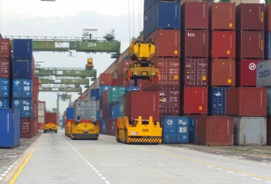 PSA Singapore baut den terminaltechnisch voll automatisierten Megahafen in Tuas. Mit dabei sind fahrerlose Transportsysteme (FTS). Sowohl die QCC- als auch die MCS-Technik von Stäubli erhöht die Verfügbarkeit der FTS. PSA Singapore baut den terminaltechnisch voll automatisierten Megahafen in Tuas. Mit dabei sind fahrerlose Transportsysteme (FTS). Sowohl die QCC- als auch die MCS-Technik von Stäubli erhöht die Verfügbarkeit der FTS.