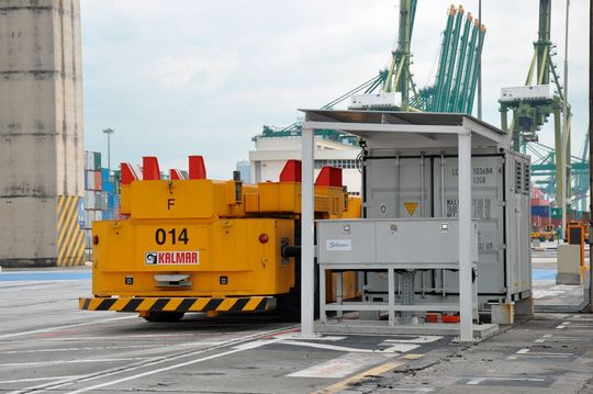 So sieht es aus, wenn ein FTS am Schnellladesystem QCC von Stäubli angedockt hat. Dabei spielt auch das Multi-Connection-System MCS von Stäubli eine Hauptrolle, heißt es.