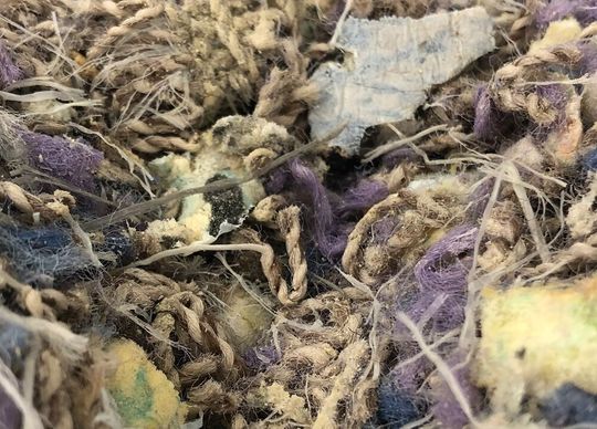 Das sind die Überreste dessen, worauf wir einst herumgetrampelt sind: Teppichabfälle, von denen pro Jahr rund 1,6 Millionen Tonnen anfallen. Stuttgarter Forscher sehen diese als Wertstoffe an, die man recyceln sollte. Es geht dabei vor allem um Polypropylen (PP). Das sind die Überreste dessen, worauf wir einst herumgetrampelt sind: Teppichabfälle, von denen pro Jahr rund 1,6 Millionen Tonnen anfallen. Stuttgarter Forscher sehen diese als Wertstoffe an, die man recyceln sollte. Es geht dabei vor allem um Polypropylen (PP).