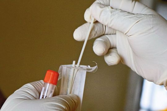 Selbststest für zu Hause sind ein Mittel zum Aufdecken von Corona-Infektionen. Doch diagnostisch sicherer sind PCR-Tests – besonders beim Nachweis von asymptomatisch Erkrankten. Selbststest für zu Hause sind ein Mittel zum Aufdecken von Corona-Infektionen. Doch diagnostisch sicherer sind PCR-Tests – besonders beim Nachweis von asymptomatisch Erkrankten.