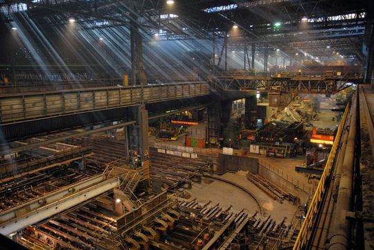 HKM (Hüttenwerke Krupp Mannesmann) produziert in Duisburg die in der Stahlverarbeitung verwendeten Vorprodukte – so genannte Brammen oder Knüppel HKM (Hüttenwerke Krupp Mannesmann) produziert in Duisburg die in der Stahlverarbeitung verwendeten Vorprodukte – so genannte Brammen oder Knüppel
