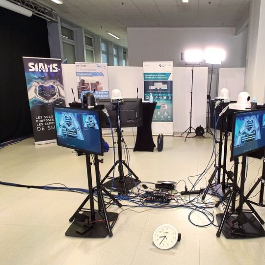 La salle du Forum de l'Arc a été transformée en studio de TV pour une journée qui sort de l'ordinaire. La salle du Forum de l'Arc a été transformée en studio de TV pour une journée qui sort de l'ordinaire.