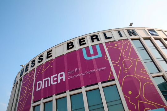 Das Programm der diesjährigen DMEA ist in sechs Thementracks unterteilt: Digitale Medizin & Pflege, Gesundheitsversorgung, Politik & Regulierung, Technik & Interoperabilität, Perspektiven sowie Karriere. Das Programm der diesjährigen DMEA ist in sechs Thementracks unterteilt: Digitale Medizin & Pflege, Gesundheitsversorgung, Politik & Regulierung, Technik & Interoperabilität, Perspektiven sowie Karriere.