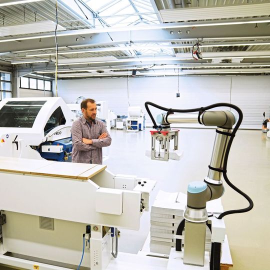 La charge utile plus importante de l'UR10e permet de soulager les mains et les épaules des travailleurs, ce qui améliore l'ergonomie et leurs conditions de travail. La charge utile plus importante de l'UR10e permet de soulager les mains et les épaules des travailleurs, ce qui améliore l'ergonomie et leurs conditions de travail.