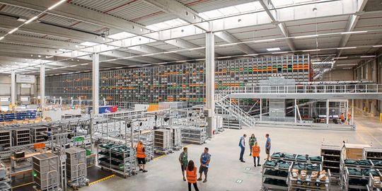 Beispiel für eine Investition in Digitalisierung: Das neue automatische Kleinteilelager von BLG in Meerane. Es ist mit den Automobilproduzenten in der Region vernetzt und stellt Waren genau dann bereit, wenn sie dort gebraucht werden. Beispiel für eine Investition in Digitalisierung: Das neue automatische Kleinteilelager von BLG in Meerane. Es ist mit den Automobilproduzenten in der Region vernetzt und stellt Waren genau dann bereit, wenn sie dort gebraucht werden.