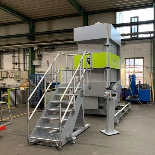 Operation of the machine is designed to be as simple as possible and almost error-proof, starting with an easy-to-open chamber. Operation of the machine is designed to be as simple as possible and almost error-proof, starting with an easy-to-open chamber.