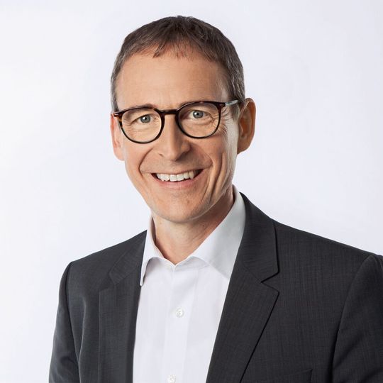 Dr. Uwe Heckert studierte Betriebswirtschaft in Berlin und Göttingen sowie an der State University of New York. Promoviert hat er im Fach Wirtschaftsinformatik zum Thema Wissensmanagement. Dr. Uwe Heckert studierte Betriebswirtschaft in Berlin und Göttingen sowie an der State University of New York. Promoviert hat er im Fach Wirtschaftsinformatik zum Thema Wissensmanagement.