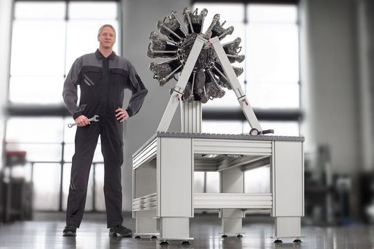 Item bietet mit zwei neuen Tischsäulensätzen die Möglichkeit, um flotter zu einem elektrisch verfahrbaren Schwerlasttisch zu kommen. Item bietet mit zwei neuen Tischsäulensätzen die Möglichkeit, um flotter zu einem elektrisch verfahrbaren Schwerlasttisch zu kommen.