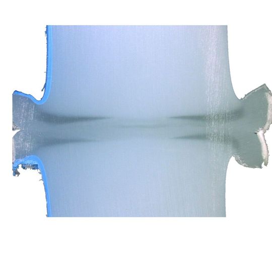 Näherer Blick auf die Schweißnaht des vibrationsgeschweißten PE-Xa-Rohrs. Ihre Ausprägung lässt auf gute Gebrauchseigenschaften des Rohres schließen.