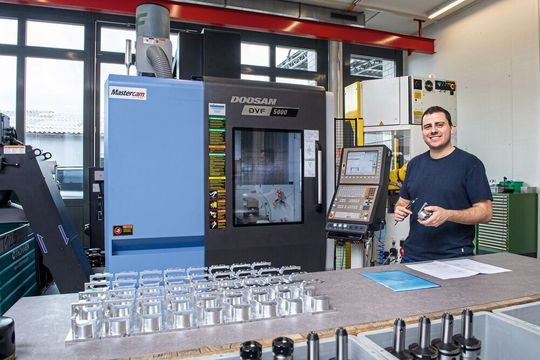 Mirco Läule, Produktionsleiter: «Die Doosan DVF 5000 ist unsere jüngste Investition im Fräsbereich mit voll integriertem Teilehandling für die mannlose Fertigung der zweiten und dritten Schicht.» Mirco Läule, Produktionsleiter: «Die Doosan DVF 5000 ist unsere jüngste Investition im Fräsbereich mit voll integriertem Teilehandling für die mannlose Fertigung der zweiten und dritten Schicht.»