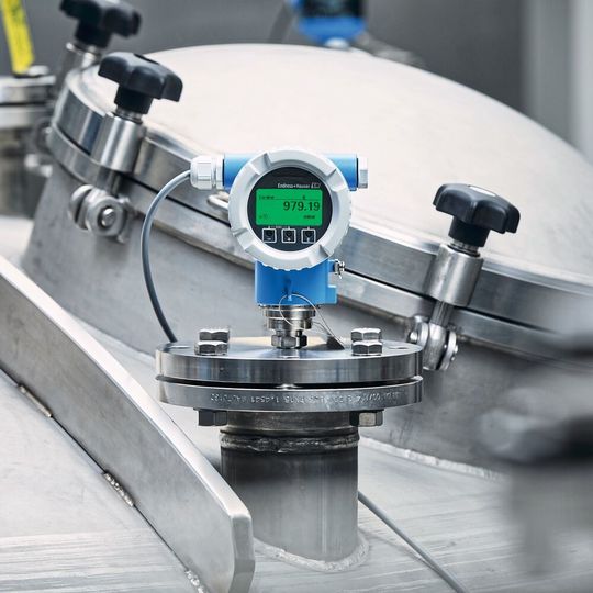 Nicht nur bei der neuen Generation der Cerabar- und Deltabar-Drucktransmitter geschieht die Bedienung intuitiv über die Smartblue-App, auch alle anderen auf dem Fachpresse-Event von Endress+Hauser vorgestellten Sensoren fügen sich nahtlos in die Industrie-4.0-Welt ein. Nicht nur bei der neuen Generation der Cerabar- und Deltabar-Drucktransmitter geschieht die Bedienung intuitiv über die Smartblue-App, auch alle anderen auf dem Fachpresse-Event von Endress+Hauser vorgestellten Sensoren fügen sich nahtlos in die Industrie-4.0-Welt ein.