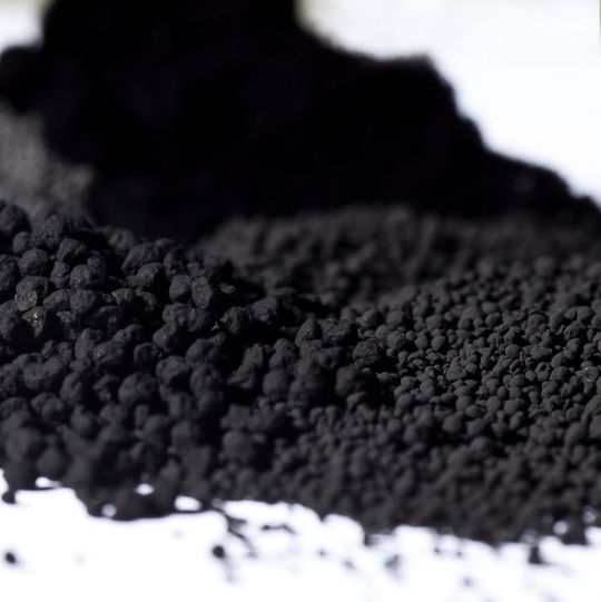 Carbon Black wird in der Regel mit hohem Energie- und Prozessmaterialaufwand hergestellt. HiQ-Carb wird deshalb Standart-Leitruß durch neuen und viel grüneren hochwertigen Acetylenruß ersetzen. Carbon Black wird in der Regel mit hohem Energie- und Prozessmaterialaufwand hergestellt. HiQ-Carb wird deshalb Standart-Leitruß durch neuen und viel grüneren hochwertigen Acetylenruß ersetzen.