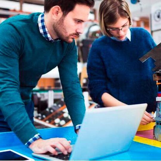 KI in die Anwendung bringen: Experten zeigen in einem Whitepaper, wie der Wissenstransfer von der Forschung in ein Unternehmen gelingen kann. KI in die Anwendung bringen: Experten zeigen in einem Whitepaper, wie der Wissenstransfer von der Forschung in ein Unternehmen gelingen kann.