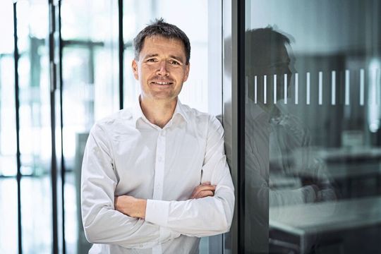 Abb. 1: Prof. Dr. Thomas Pertsch bietet für den internationalen Masterstudiengang Photonics auch „digitale Laborarbeit“ an. Abb. 1: Prof. Dr. Thomas Pertsch bietet für den internationalen Masterstudiengang Photonics auch „digitale Laborarbeit“ an.