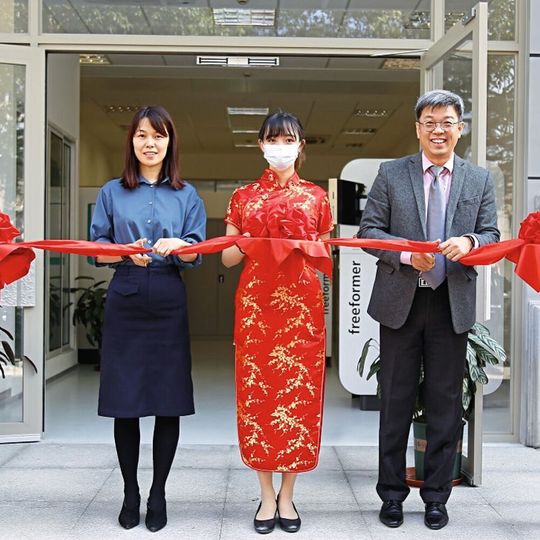 Zhao Tong, Geschäftsführer der Arburg-Organisationen in China (r.) und Huan Yin (l.), Business Development Director, eröffneten im März 2021 offiziell das Arburg Prototyping Center in Shanghai. Zhao Tong, Geschäftsführer der Arburg-Organisationen in China (r.) und Huan Yin (l.), Business Development Director, eröffneten im März 2021 offiziell das Arburg Prototyping Center in Shanghai.