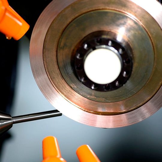 The special feature of the innovative EDG technology is the combination of electrical discharge machining and mechanical grinding. The special feature of the innovative EDG technology is the combination of electrical discharge machining and mechanical grinding.