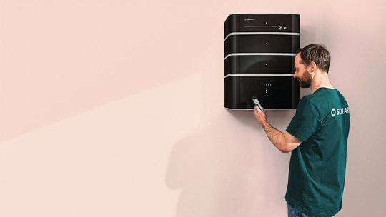 Energiespeicher: Der Heimspeicher „Battery flex” ist modular und in Bezug auf die Kapazität ab 4,8 kWh flexibel einsetzbar bis zu einer Größe von mehr als 240 kWh. Energiespeicher: Der Heimspeicher „Battery flex” ist modular und in Bezug auf die Kapazität ab 4,8 kWh flexibel einsetzbar bis zu einer Größe von mehr als 240 kWh.
