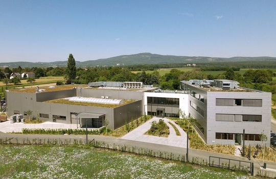 Da geht`s hin! Das ist das neue Panacol-Gebäude in Steinbach bei Frankfurt am Main, das der Klebstoffspezialist jetzt bezieht. Mit der doppelten Büro-, Labor- und Produktionsfläche untersützt man nun das eigene Wachstum. Da geht`s hin! Das ist das neue Panacol-Gebäude in Steinbach bei Frankfurt am Main, das der Klebstoffspezialist jetzt bezieht. Mit der doppelten Büro-, Labor- und Produktionsfläche untersützt man nun das eigene Wachstum.