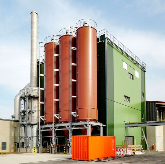 in Haldensleben, Sachsen-Anhalt, hat die erste deutsche Phos4green-Anlage für Recyclingdünger den Betrieb aufgenommen. Die rückstandfreie Herstellung von gebrauchsfertigem Dünger aus phosphathaltiger Klärschlammasche wurde vom Anlagen- und Prozessexperten Glatt Ingenieurtechnik und Düngerspezialist Seraplant zur Marktreife gebracht. in Haldensleben, Sachsen-Anhalt, hat die erste deutsche Phos4green-Anlage für Recyclingdünger den Betrieb aufgenommen. Die rückstandfreie Herstellung von gebrauchsfertigem Dünger aus phosphathaltiger Klärschlammasche wurde vom Anlagen- und Prozessexperten Glatt Ingenieurtechnik und Düngerspezialist Seraplant zur Marktreife gebracht.