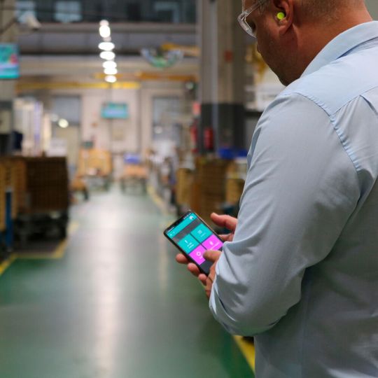 Digitales Arbeiten: Mit einer App für eine komplett neue Arbeitsweise in der Fabrik. Digitales Arbeiten: Mit einer App für eine komplett neue Arbeitsweise in der Fabrik.