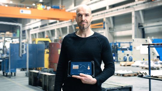 Mit einer Fernüberwachungslösung müssen Techniker nicht mehr an den Maschinen stehen, sondern können aus der Ferne den Gesundheitszustand der Anlagen beobachten. Mit einer Fernüberwachungslösung müssen Techniker nicht mehr an den Maschinen stehen, sondern können aus der Ferne den Gesundheitszustand der Anlagen beobachten.
