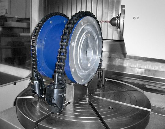 Wer Werkstücke mit spezielleren Konturen bearbeiten will, dem helfen vielleicht die neuen Kettenspanner von Kipp weiter, wie hier beim Fräsen eines so gearteten Bauteils. Wer Werkstücke mit spezielleren Konturen bearbeiten will, dem helfen vielleicht die neuen Kettenspanner von Kipp weiter, wie hier beim Fräsen eines so gearteten Bauteils.