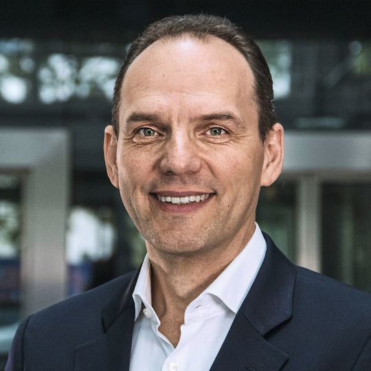 Ralf Bühler, CEO bei Conrad: „Als technikbegeisterter Innovationstreiber ist die Digitalisierung fest in unserer DNA verankert.“ Ralf Bühler, CEO bei Conrad: „Als technikbegeisterter Innovationstreiber ist die Digitalisierung fest in unserer DNA verankert.“