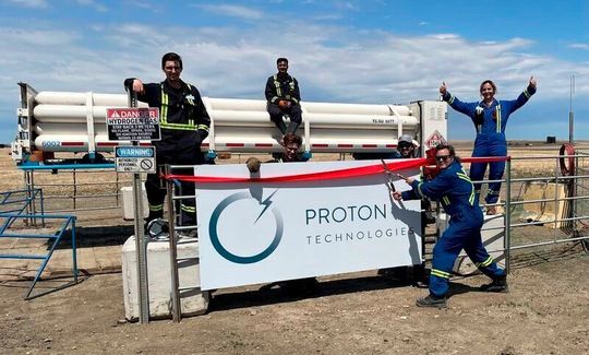 Teammitglieder von Proton Technologies Canada posieren vor einem neuen Röhrenauflieger. Teammitglieder von Proton Technologies Canada posieren vor einem neuen Röhrenauflieger.