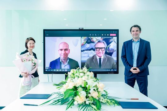 From left to right: Sherry Li, Owner and General Manager of Shanghai Yuanhe Chemicals; Laurens Dalmijin, General Counsel of IMCD Group; Frank Schneider, Business Group Director, IMCD Coatings & Construction; and Andreas Igerl, Managing Director of IMCD China.