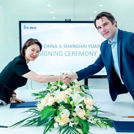 From left to right: Sherry Li, Owner and General Manager of Shanghai Yuanhe Chemicals; and Andreas Igerl, Managing Director of IMCD China. From left to right: Sherry Li, Owner and General Manager of Shanghai Yuanhe Chemicals; and Andreas Igerl, Managing Director of IMCD China.