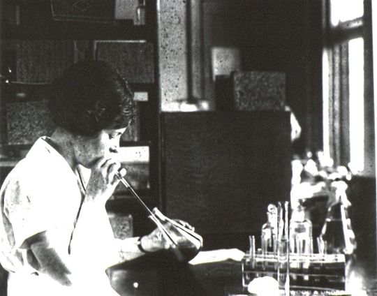 Früher alltäglich: Pipettieren mit dem Mund Früher alltäglich: Pipettieren mit dem Mund