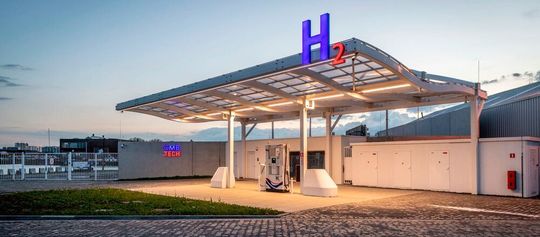 Kürzlich wurde die weltweit erste multimodale Wassertankstelle in Antwerpen eingeweiht – an der Schnittstelle zwischen Stadt und Hafen. Kürzlich wurde die weltweit erste multimodale Wassertankstelle in Antwerpen eingeweiht – an der Schnittstelle zwischen Stadt und Hafen.
