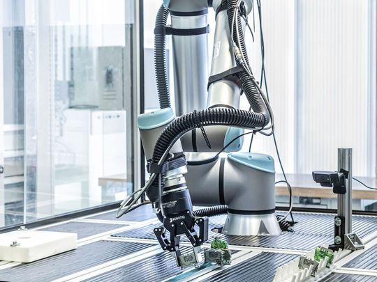 Gemeinsam testeten Wago und das Fraunhofer IPA in einem Forschungsprojekt, inwieweit sich Standard-Roboterhardware auch für das Aufrasten von Reihenklemmen eignet. Gemeinsam testeten Wago und das Fraunhofer IPA in einem Forschungsprojekt, inwieweit sich Standard-Roboterhardware auch für das Aufrasten von Reihenklemmen eignet.