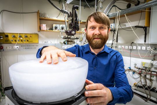 For the first time, the process of ice formation could be followed at the molecular level. Anton Tamtögl conducts research at the Institute for Experimental Physics at TU Graz. For the first time, the process of ice formation could be followed at the molecular level. Anton Tamtögl conducts research at the Institute for Experimental Physics at TU Graz.