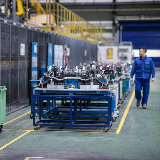 Warmumformpressen: Benteler analysiert die Wärmeverteilung auf einem Bauteil mit einem Wärmebildsystem. Das Unternehmen produziert durch Erhitzen und anschließendes gleichzeitiges Kühlen und Pressen beispielsweise besonders leichte und robuste B-Säulen. Warmumformpressen: Benteler analysiert die Wärmeverteilung auf einem Bauteil mit einem Wärmebildsystem. Das Unternehmen produziert durch Erhitzen und anschließendes gleichzeitiges Kühlen und Pressen beispielsweise besonders leichte und robuste B-Säulen.